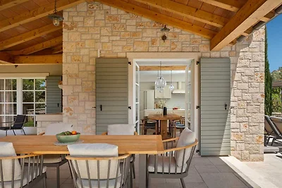 Villa Petra - Landestypischer Stil mit Pool