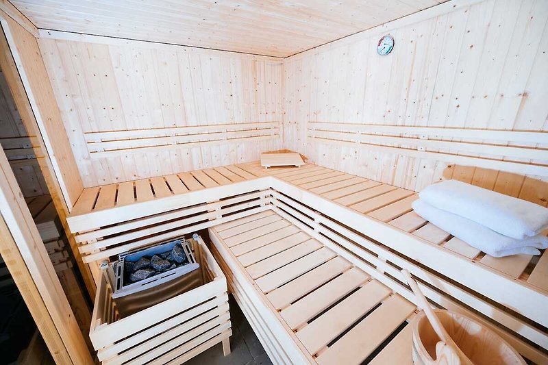 Holzsauna mit natürlichem Holzdekor und stilvoller Decke.