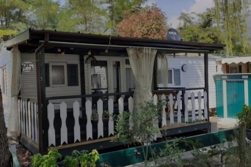 Großzügige Veranda mit Gartenmöbeln und Blick auf den gepflegten Garten.