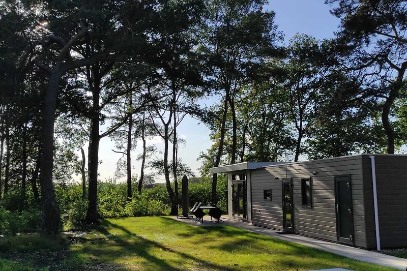 Gemütliches Landhaus mit Veranda und gepflegtem Garten.