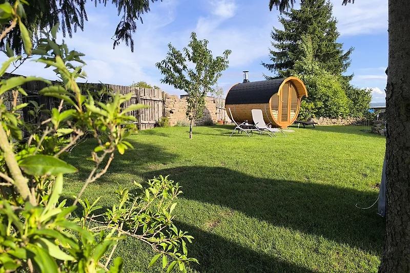 Gartenparadies mit Fasssauna. Day Spa im Privat Spa.