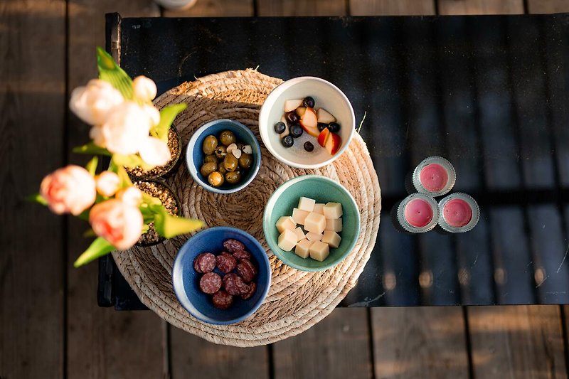 Frisches Obst und Geschirr auf dem Tisch, bereit zum Genießen.