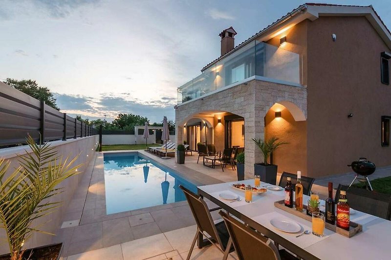Villa Adea mit Pool in ruhiger Sackgasse - Ortsrandlage
