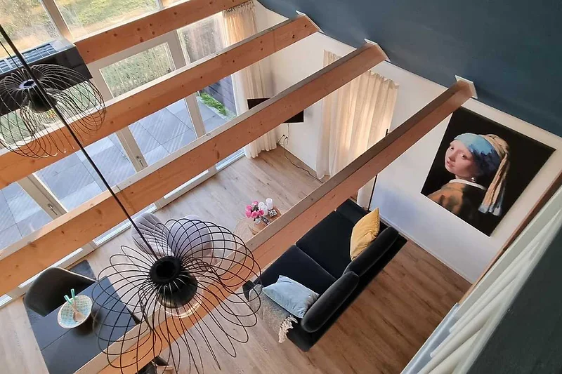 Holzinterieur mit Treppe, Beleuchtung und natürlichem Tageslicht.