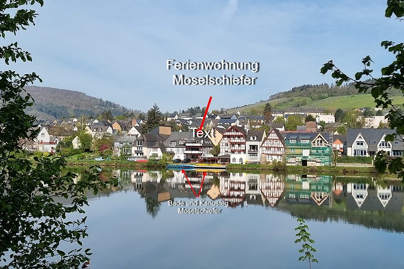 Charmantes Haus am See mit üppiger Vegetation und ruhiger Umgebung.