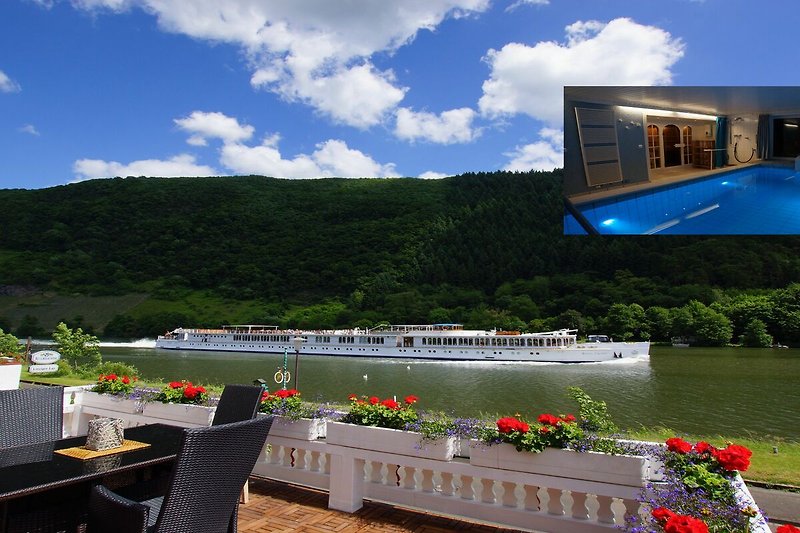 Outdoor-Möbel mit Blick auf den See im Lake District.