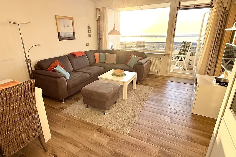 Gemütliches Wohnzimmer mit Meerblick-Balkon