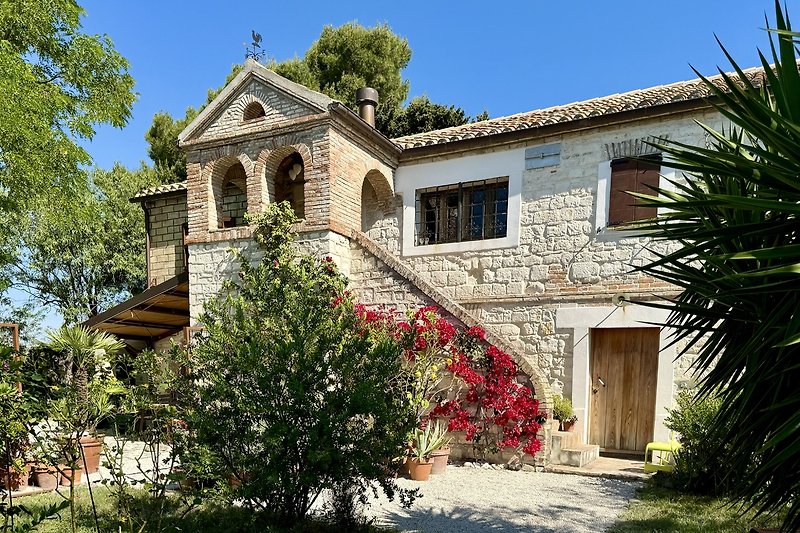 CASA ANCRANO historisches Bauernhaus aus dem weißen Felssteinen des Monte Conero mit Außentreppe und Loggia