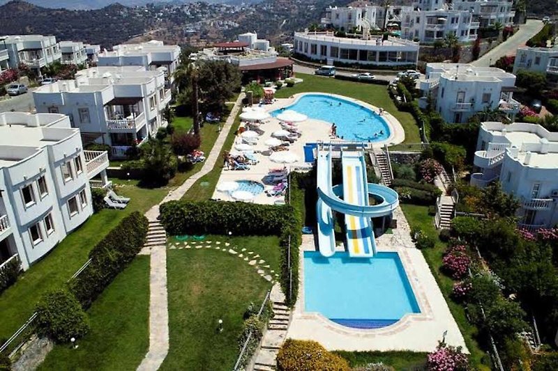 Ein Paradies inmitten der Natur mit großem Aquapark-Pool in einer gesicherten Wohnanlage