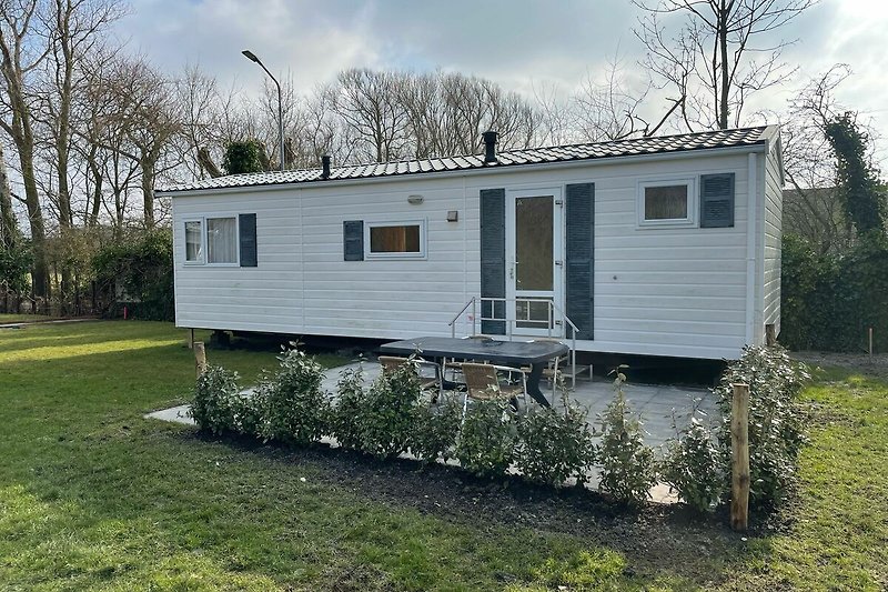 Buitenaanzicht chalet met eigen terras en tuinmeubilair