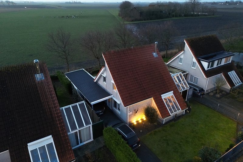 Luxuriöses Ferienhaus am Rande des Villenparks Zeeland Village in Scharendijke