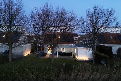 Luxuriöses Ferienhaus im Villapark Zeeland Village in Scharendijke