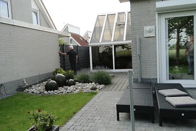 Luxuriöses Ferienhaus im Villapark Zeeland Village in Scharendijke