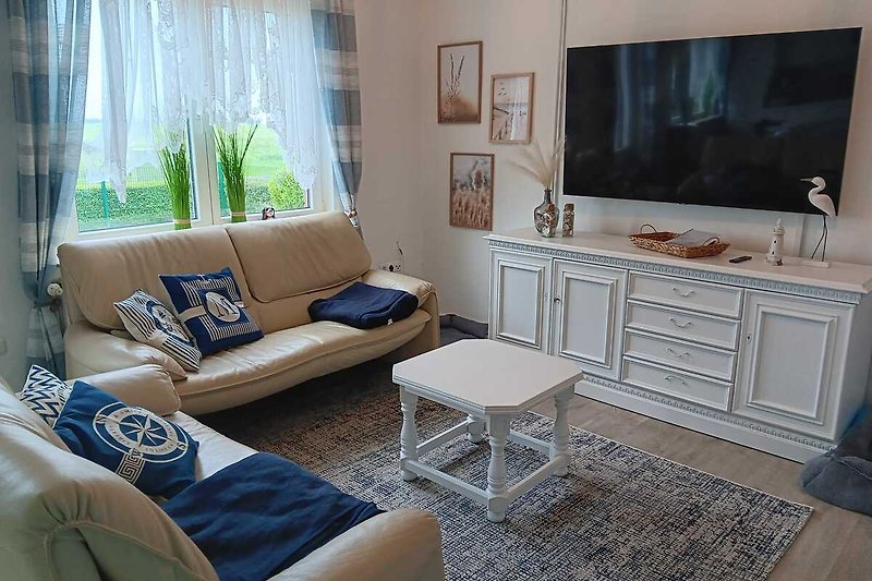 Wohnzimmer mit Holzinterieur, Couch, Fernseher und Beleuchtung.