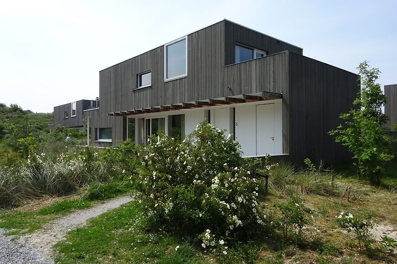 Großes Grundstück mit Bauernhaus, gepflegtem Garten und Nebengebäuden.