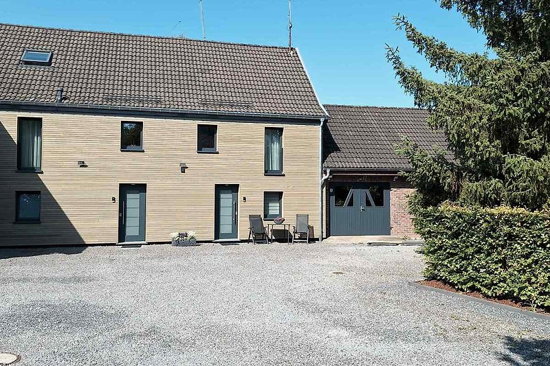 Wohnhaus mit Ferienwohnung im 1. OG