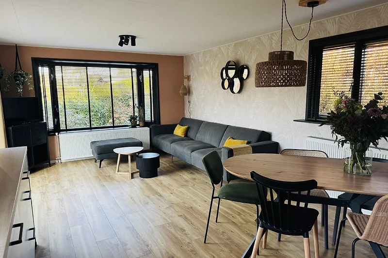 Sfeervolle woonkamer. 
Veel daglicht en vrij uitzicht. 
Comfortabele bank