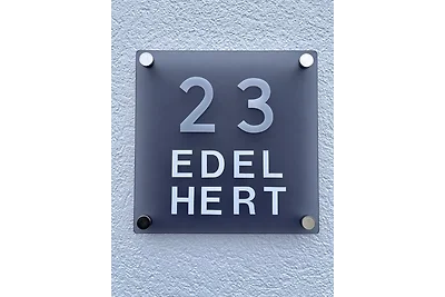 Edelhert, moderne chalet op rustiek park