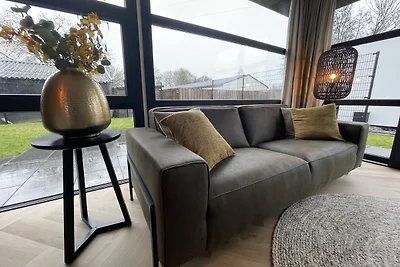 Edelhert, moderne chalet op rustiek park
