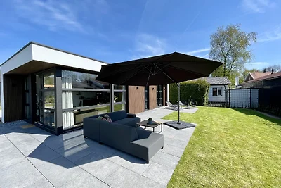 Edelhert, moderne chalet op rustiek park