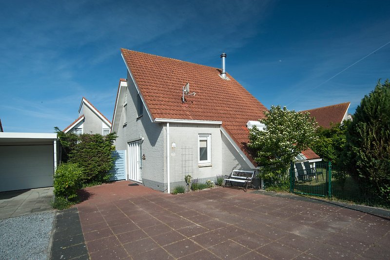 Gemütliches Haus mit gepflegtem Garten und Einfahrt in ruhiger Lage.