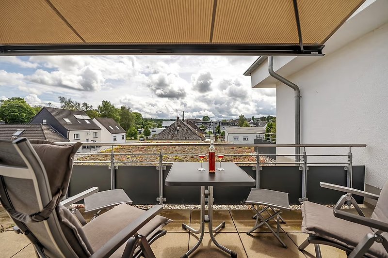 Terrasse mit Markise, Tarassenmöbeln,Liege und Sonnenschirm u