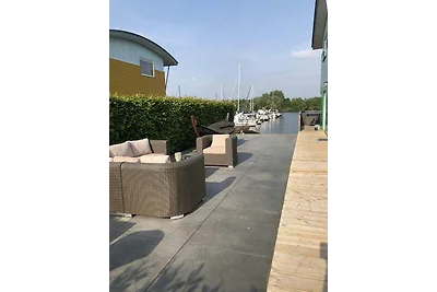 Watervilla met eigen aanlegsteiger aan het water
