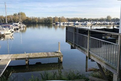 Watervilla met eigen aanlegsteiger aan het water