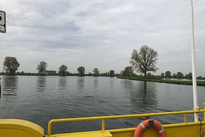 Watervilla met eigen aanlegsteiger aan het water