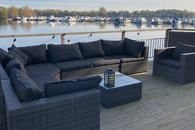 Watervilla met eigen aanlegsteiger aan het water