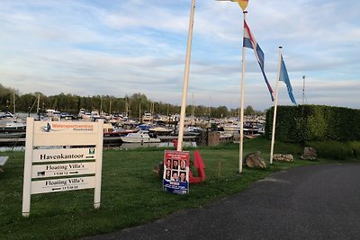 Watervilla met eigen aanlegsteiger aan het water