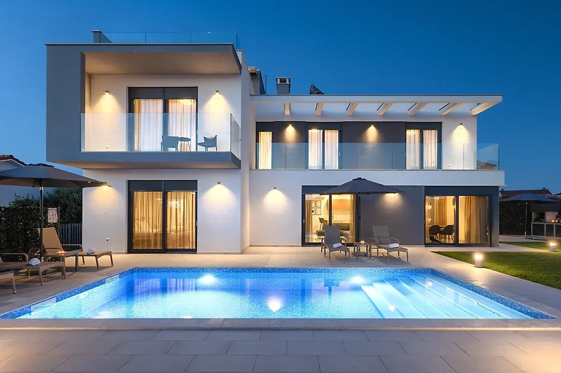 Villa mit Pool, Balkon, Dachterrasse