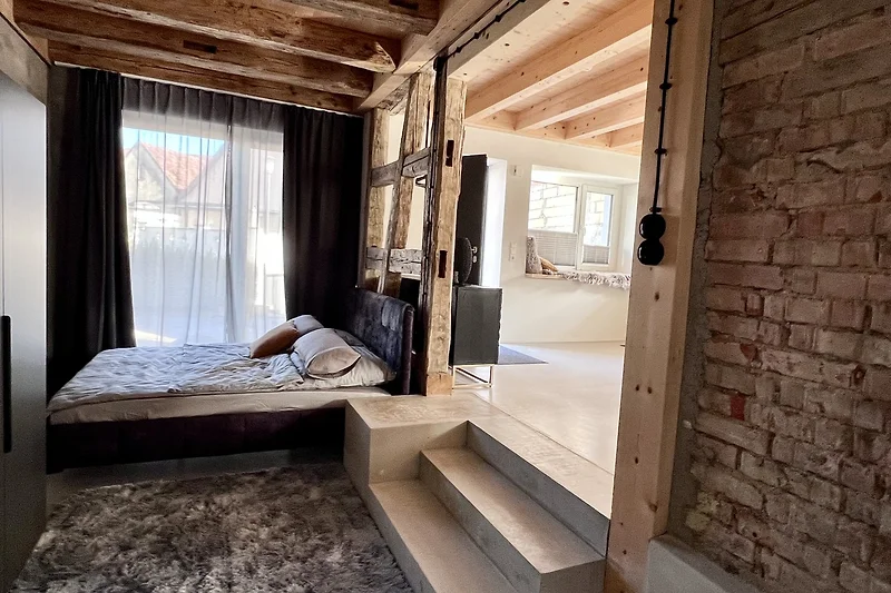 alte Stube 36 - Schlafzimmer mit natürlichem Licht und gemütlichem Bett.