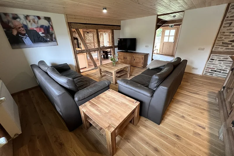Wohnzimmer mit Blick in die Wohnküche