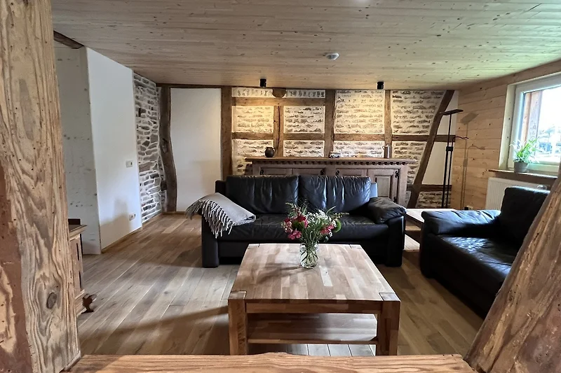 Blick von der Wohnküche ins Wohnzimmer