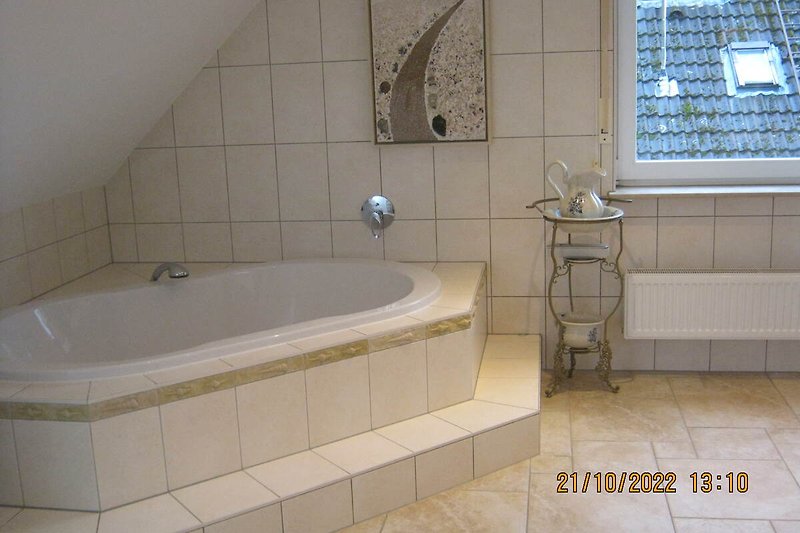 Geräumiges Badezimmer mit Riesenbadewanne