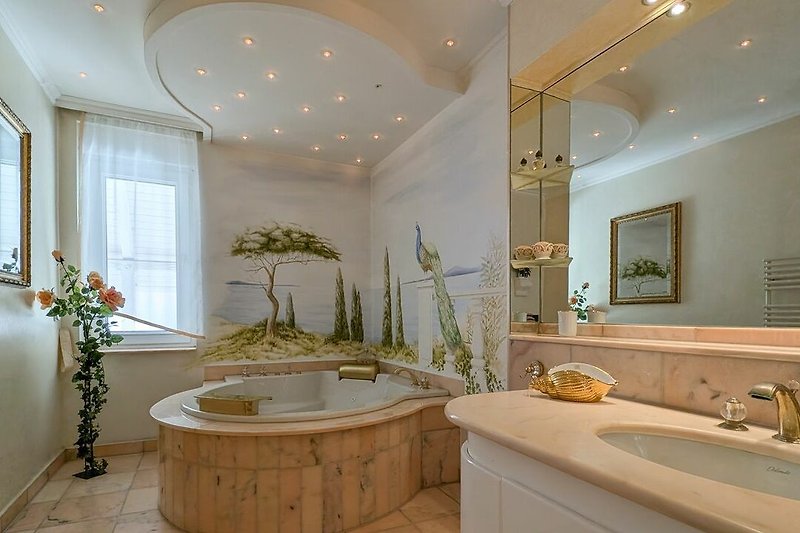 Luxuriöses Badezimmer mit runder Badewanne, Wasserfall und dimmbarem Sternenhimmel