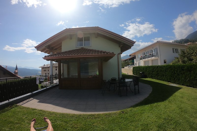 Einladendes Haus mit Balkon und Blick auf die Berge.