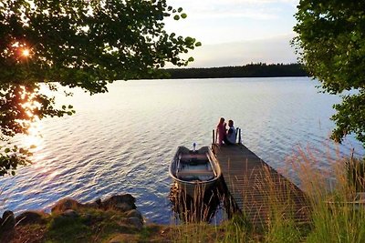 Casa de vacaciones en el lago con chimenea y barco