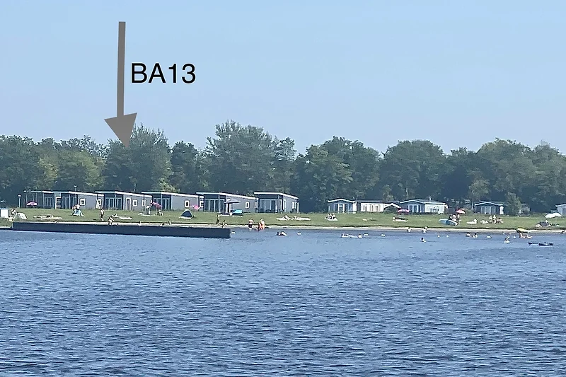 Atemberaubender Blick auf den See und die umliegende Natur.