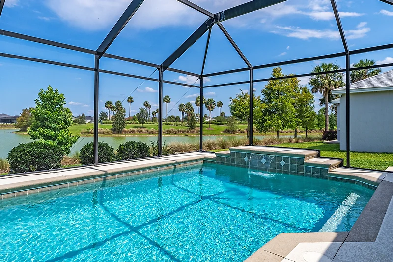 Villa mit Pool, Palmen und Gartenlandschaft für erholsame Tage.