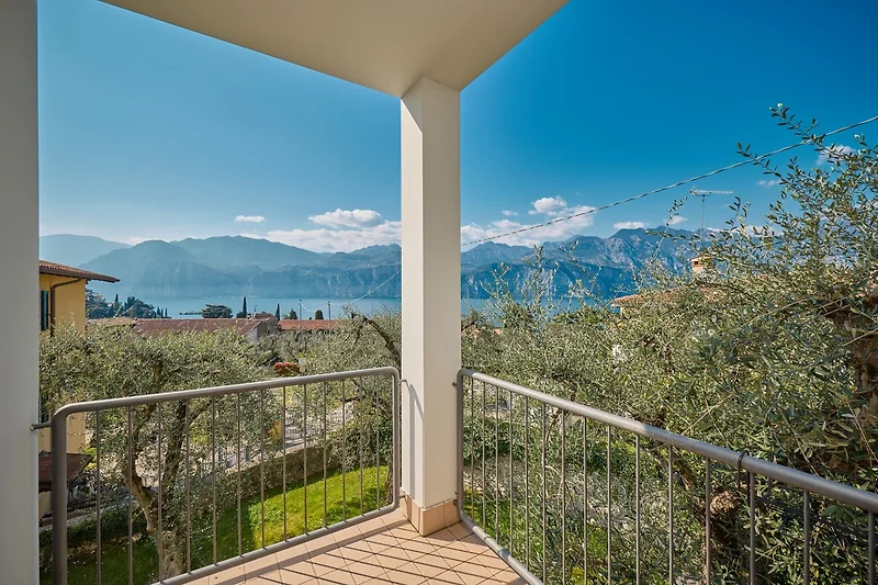 Große Veranda mit Geländer und Blick auf die Natur.