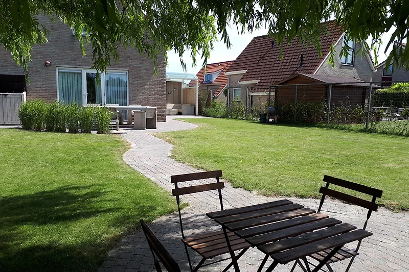 Einladender Garten mit Sitzbereich und gepflegtem Rasen.