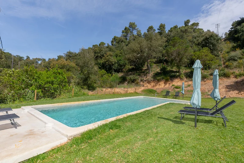 Öko-Hotel mit Pool und gepflegter Landschaft im Resort-Stil.