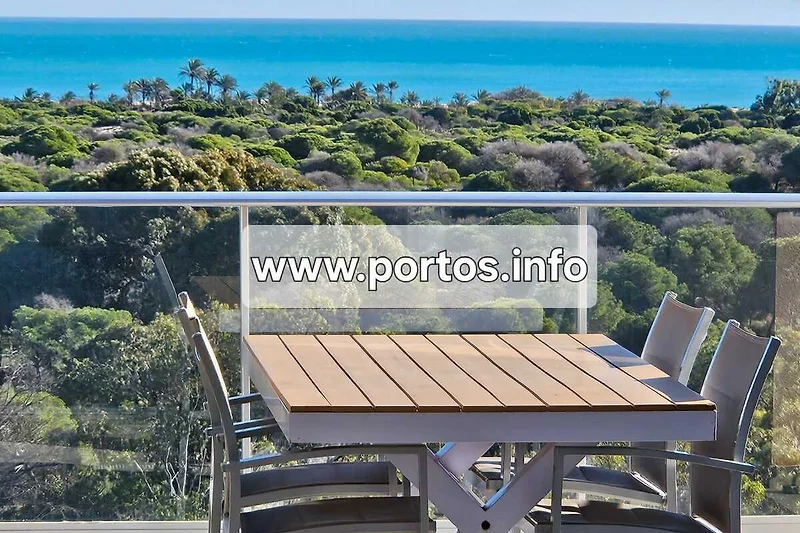 Große Terrasse mit Holzdeck, Pool, Outdoor-Möbeln und Meerblick.
