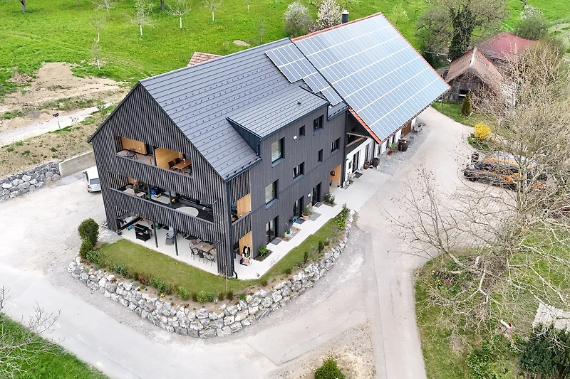 Blick auf unseren Hof mitten im Grünen