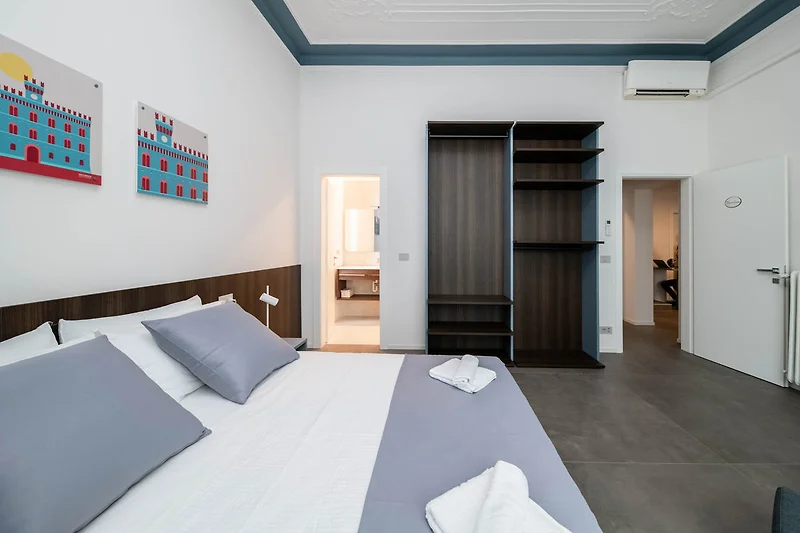 Helles Zimmer mit sauberem Design und natürlichem Tageslicht.
