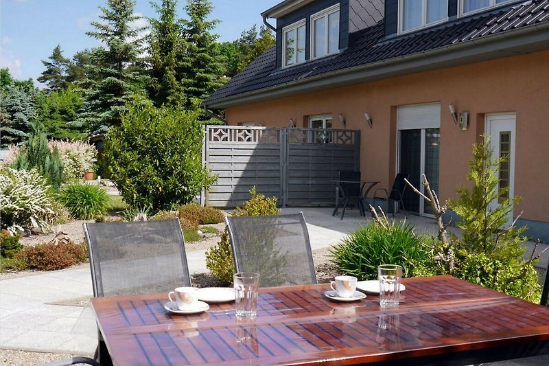 Ihre private Terrasse mit Blick auf den Vorgarten.