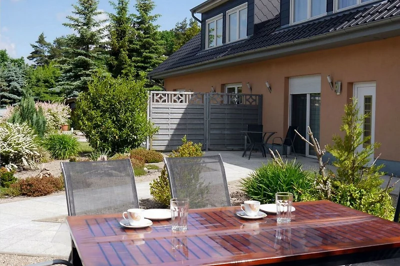 Ihre private Terrasse mit Blick auf den Vorgarten.