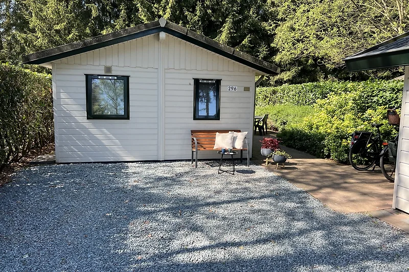 Gemütliches Ferienhaus mit Garten, Schuppen und Tageslicht.